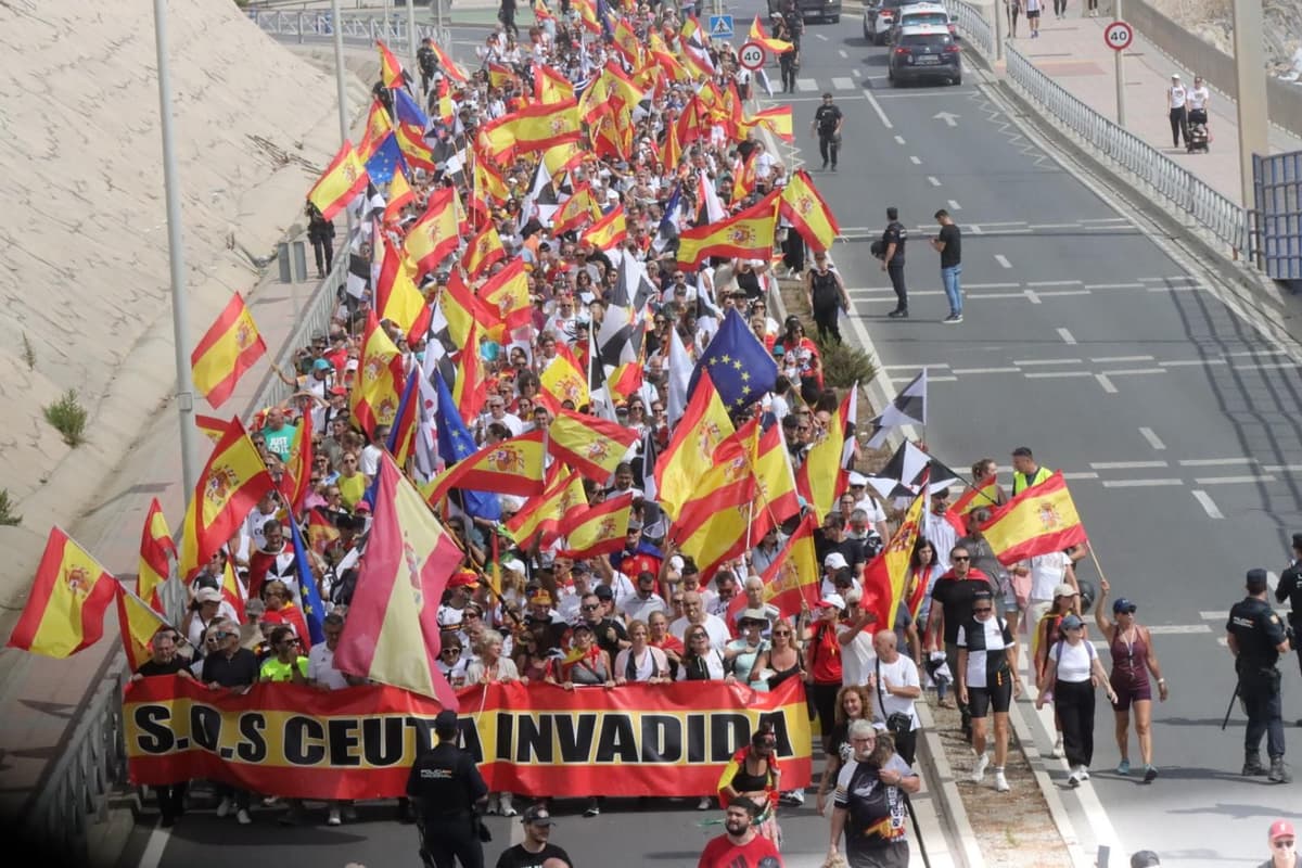 Más de mil ceutíes, en la frontera: “Marruecos, traidor, esto es de los caballas”