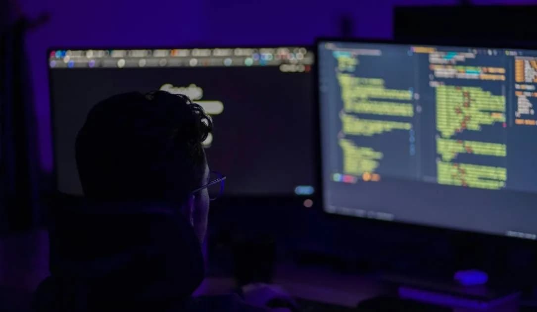 Hackers de habla rusa utilizaron herramientas de IA generativa para comprometer 600 firewalls, según Amazon.