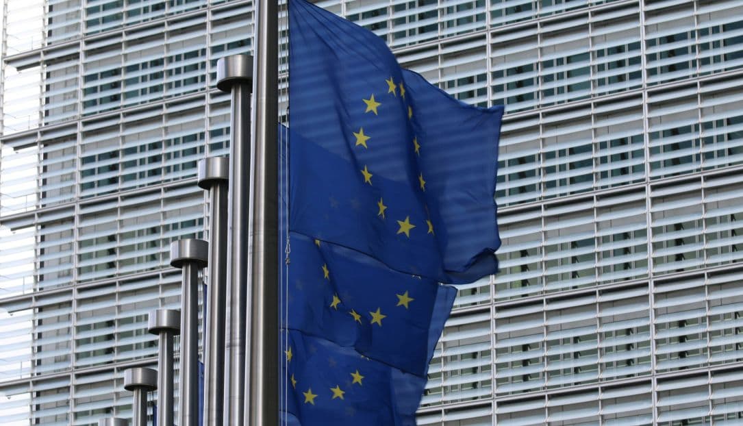 La Comisión Europea impulsará restricciones en redes sociales y requisitos de seguridad como ley.