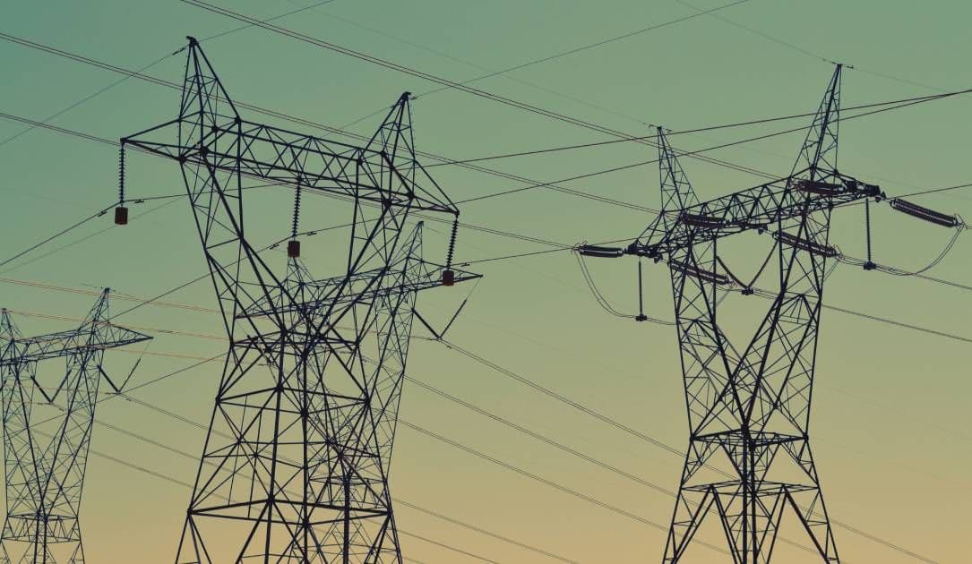 La Casa Blanca prohíbe equipos extranjeros para generación eléctrica por preocupaciones de puertas traseras cibernéticas.