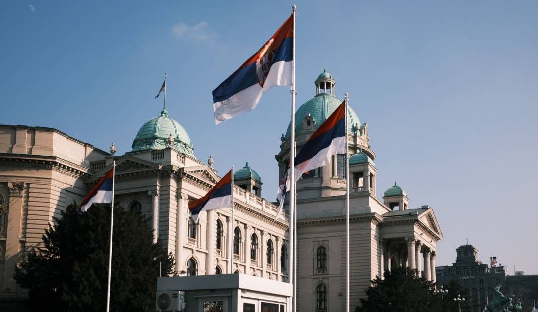 Gran grupo de figuras de la oposición serbia y activistas objetivo de spyware