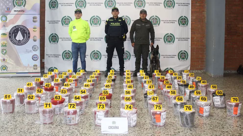 Encuentran 282 kilos de cocaína ocultos en recipientes de impermeabilizante.