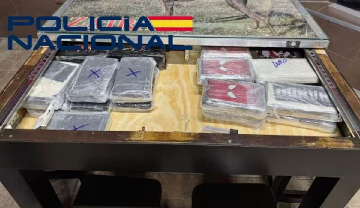Un compartimento secreto en una mesa escondía un importante cargamento de cocaína en Badajoz.